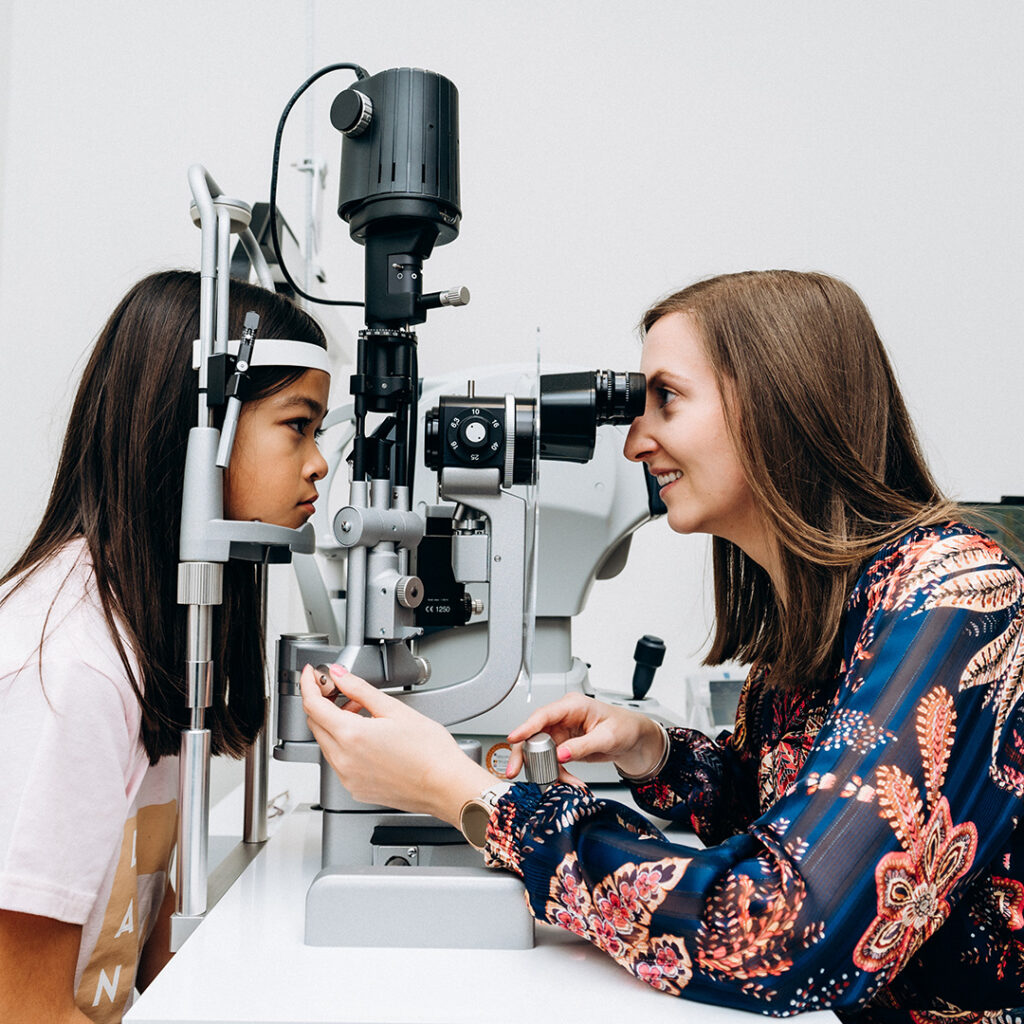 Ophtalmologue examine les yeux d'une enfant pour un test de la vue